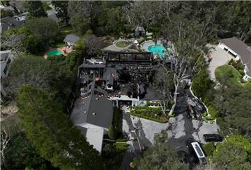 Eine Luftaufnahme zeigt die durch den Brand schwer beschädigte Villa von Cara Delevingne in Los Angeles.