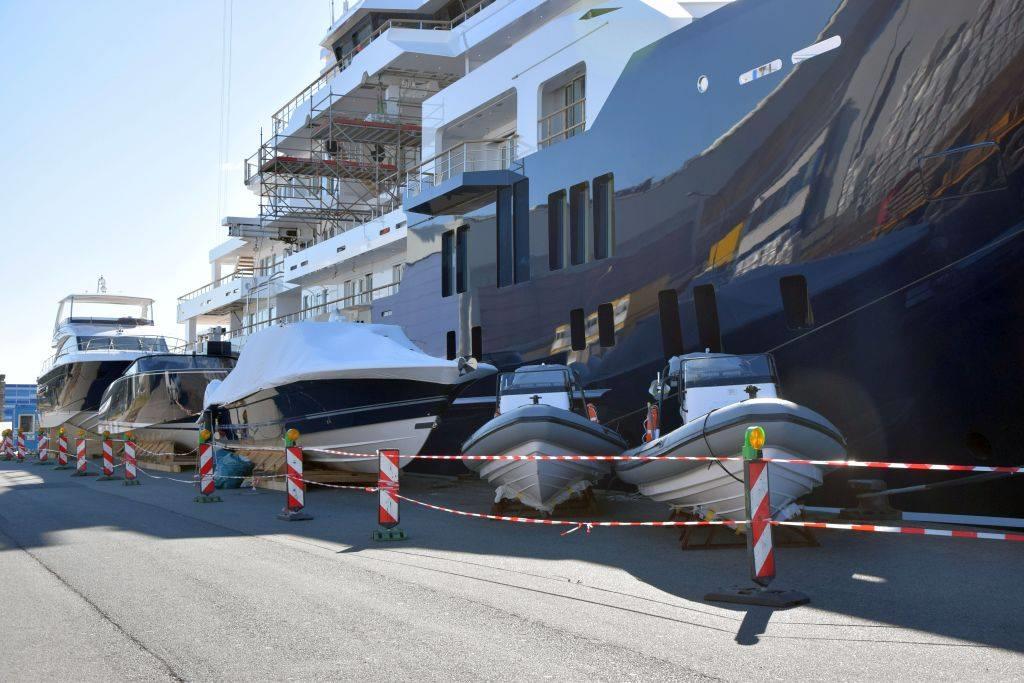 Eine Luxusyacht bekommt Zuwachs. Foto: Rabbel