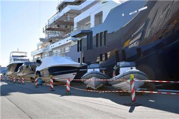 Eine Luxusyacht bekommt Zuwachs. Foto: Rabbel