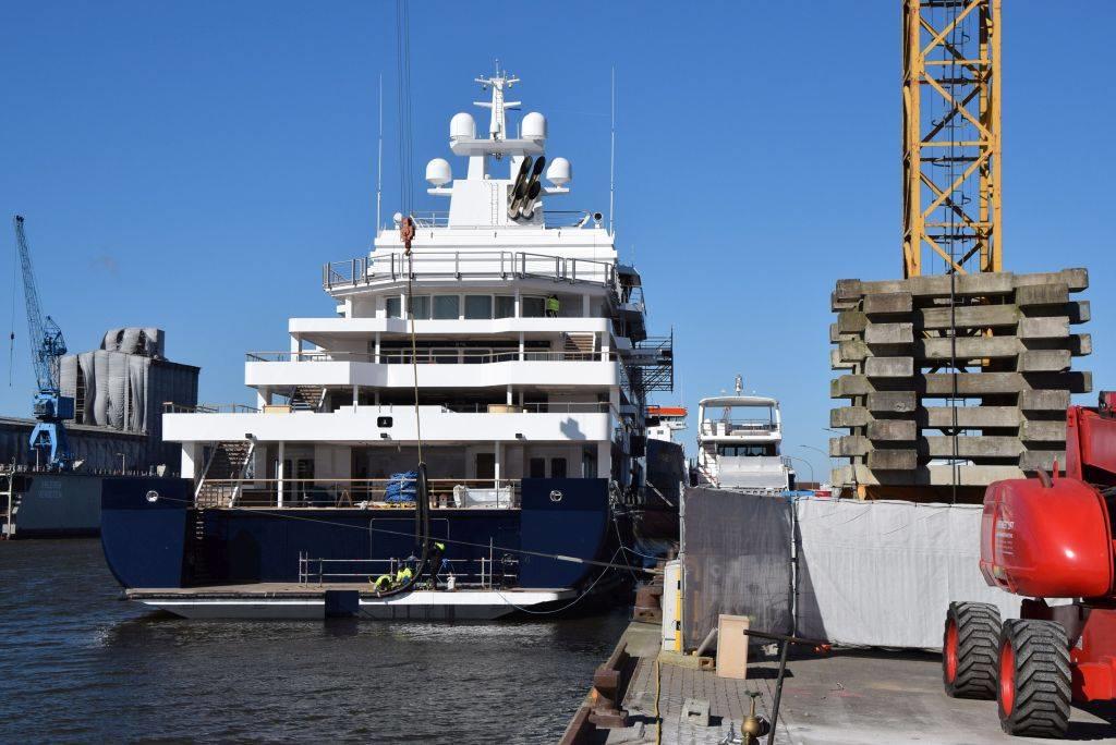 Eine Luxusyacht bekommt Zuwachs. Foto: Rabbel