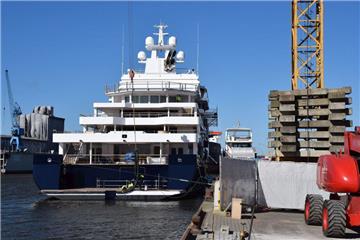 Eine Luxusyacht bekommt Zuwachs. Foto: Rabbel