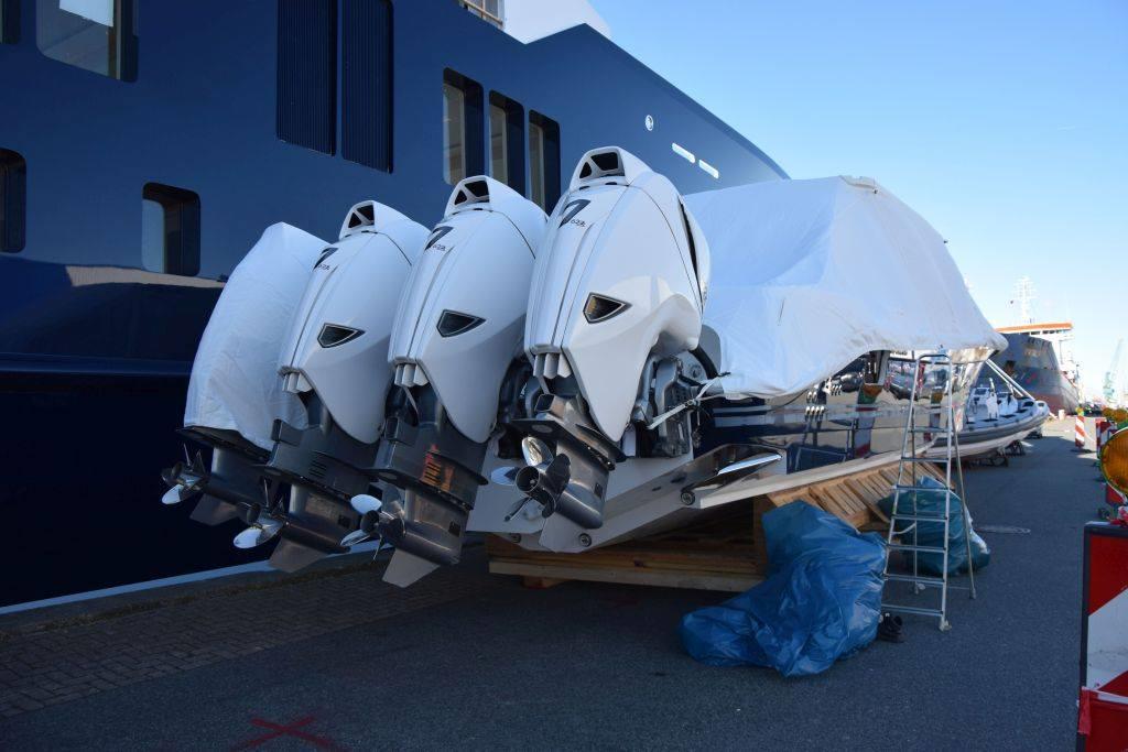 Eine Luxusyacht bekommt Zuwachs. Foto: Rabbel