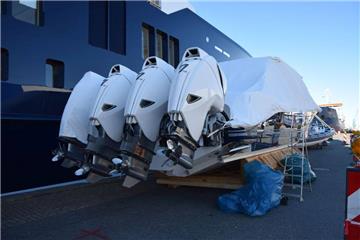 Eine Luxusyacht bekommt Zuwachs. Foto: Rabbel