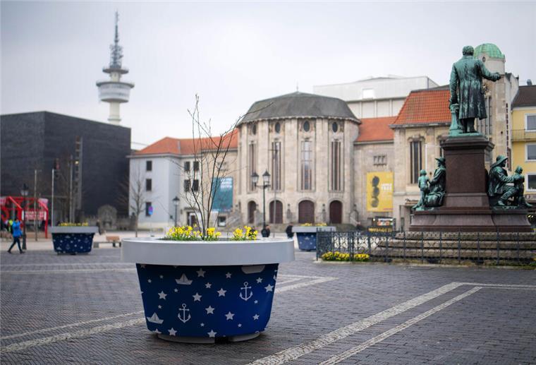 Bunt statt grau: So könnten die Monsterkübel Bremerhaven schöner machen Ein Kübel mit Hafensymbolen darauf ist auf einem öffentlichen Platz zu sehen.
