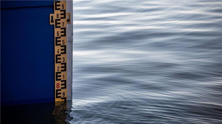 Hochwasserlage in Hannover stabil: Gefahr noch nicht gebannt Eine Markierung zeigt den Wasserstand an.