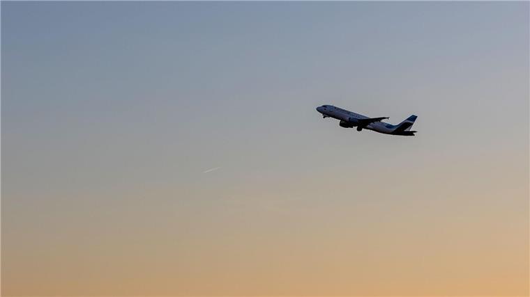 Vereinzelt Ausfälle am Flughafen nach Streikabsage Eine Maschine der Fluggesellschaft Eurowings startet.