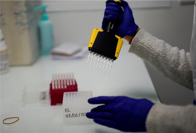 Corona: Labor in Bremerhaven soll auf Mutationen testen Eine Medizintechnikerin bereitet Proben vor, um sie auf eine hochansteckende Coronavirus-Mutation zu untersuchen.