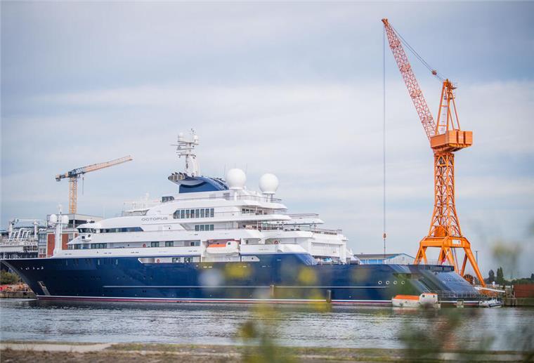 Diese Megayacht wird monatelang in Bremerhaven bleiben Eine riesige Yacht liegt im Hafen. Im Hintergrund sind Kräne zu sehen.