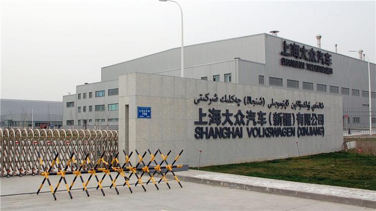 Eine Metallabsperrung versperrt die Einfahrt zum Werk von Volkswagen in Urumqi.