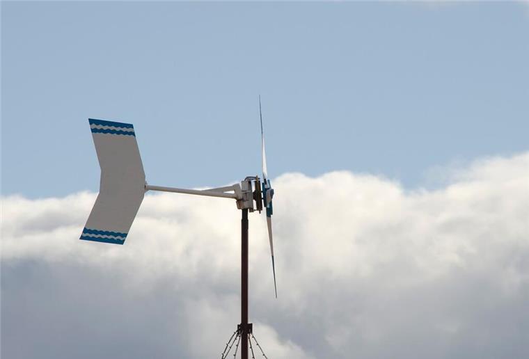 Sonne, Erdwärme, Biomasse:
Die passende erneuerbare Energiequelle für das Eigenheim finden Mikro-Windkraftanlage