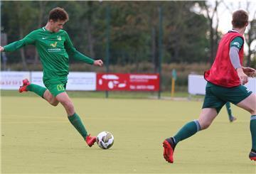 Eine Minute nach dem Feldverweis gegen einen TSV-Spieler traf Dennis Wego (links) zum 2:2-Endstand gegen den FC Rastede.