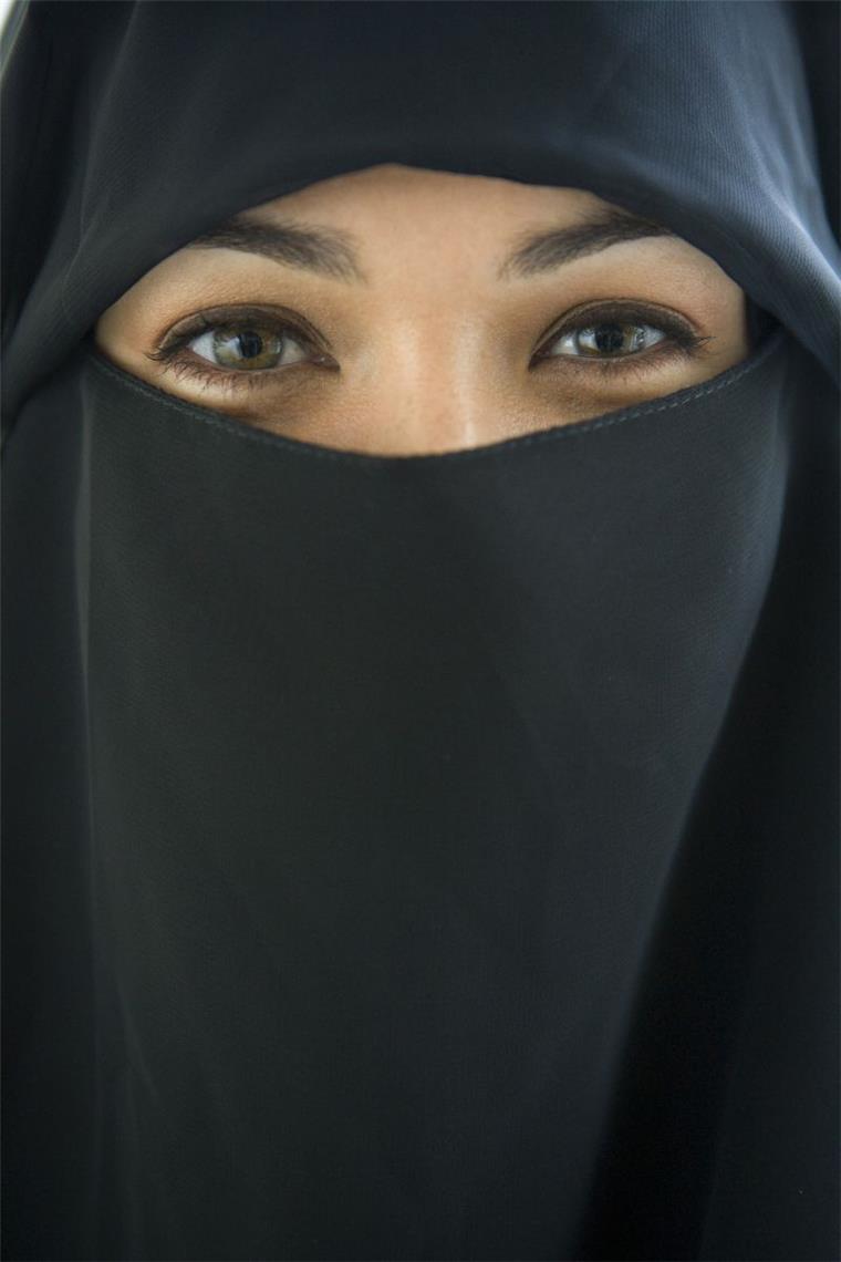 Verschleierte Frau mehrfach stehengelassen - Busfahrer droht Strafe Eine mit einer Nikab verschleierte Frau ist in Emden mehrere Male von einem Busfahrer stehen gelassen worden.