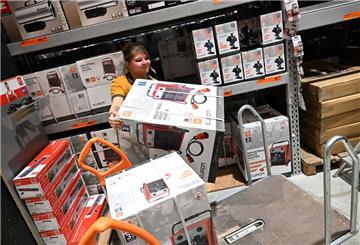 Eine Mitarbeiterin bei Hornbach räumt einen Heizlüfter aus einem Regal auf einen Wagen. Die Angst vor Gas-Engpässen im kommenden Winter sorgt mitten im Sommer für einen Nachfrageboom bei Heizlüftern, Konvektorheizungen und Ölradiatoren.