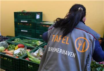 Eine Mitarbeiterin der Bremerhavener Tafel bereitet Obst und Gemüse zur Verteilung vor.