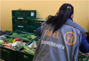 Eine Mitarbeiterin der Tafel Bremerhaven versorgt sozial Bedürftige mit Lebensmitteln.