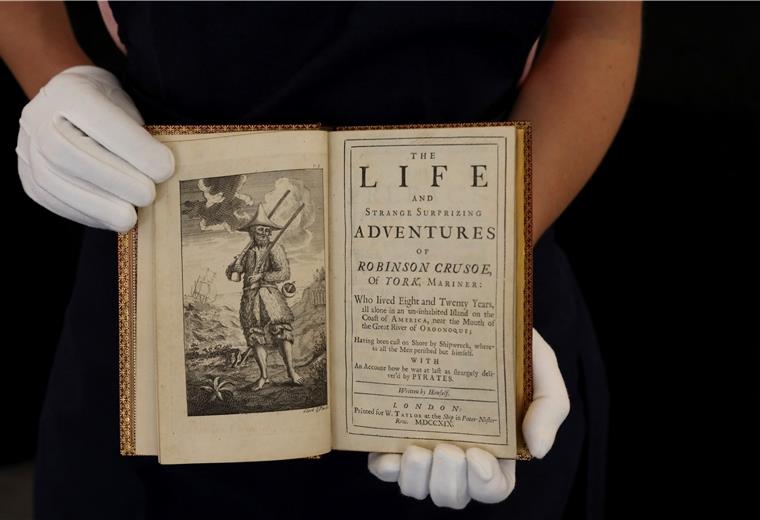 Eine Mitarbeiterin von Sotheby's zeigt eine Erstausgabe von 1719 des Romans: "The Life and Strange Surprizing Adventures of Robinson Crusoe of York, Mariner" des britischen Schriftstellers Daniel Defoe.