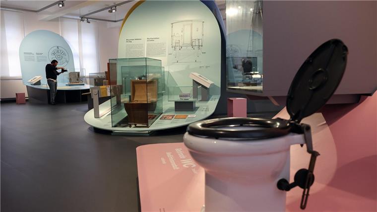 „Unter Druck“: Ausstellung rund um die Zugtoilette Eine Mobiltoilette aus dem kaiserlichen Salonwagen Österreichs (hinten, M.) und eine Bahn-Toilette der 1950er bis 1970er Jahre (r.).