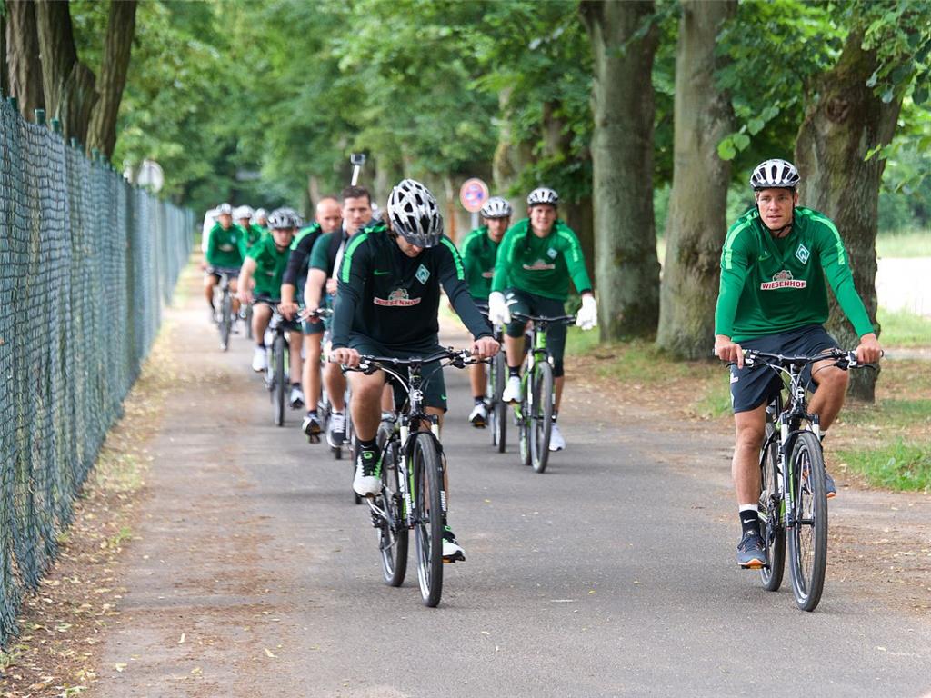 Eine morgendliche Fahrradtour gehört für die Werder-Profis im Trainingslager zum...