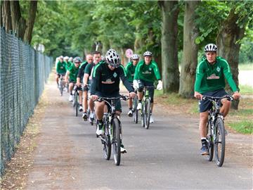 Eine morgendliche Fahrradtour gehört für die Werder-Profis im Trainingslager zum...