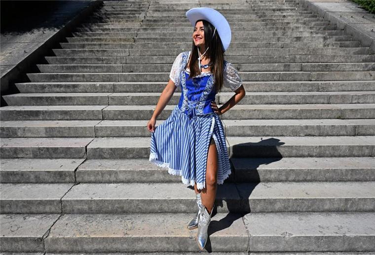 Eine Münchner Designerin hat zu Ehren von Taylor Swift ein Swiftie-Dirndl entworfen (Foto Produktion).