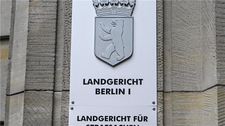 Eine Mutter kommt vor Gericht, weil sie Vergewaltigungen ihrer Tochter zugelassen haben soll. 