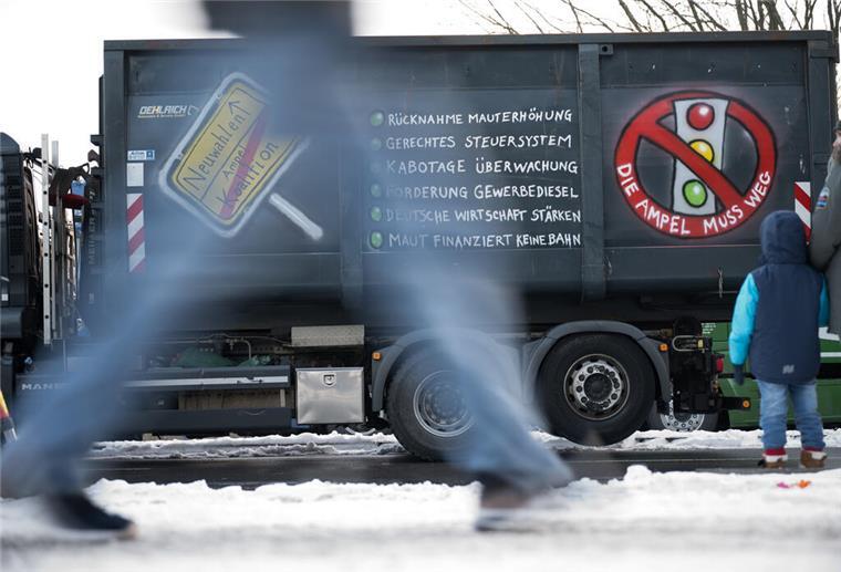 Demo gegen die Ampel-Regierung: Unbekannte planen großen Konvoi durch Cuxhaven Eine mysteriöse Konvoi-Einladung sorgt in Cuxhaven für Aufsehen: Am Freitag könnten in Cuxhaven neue Proteste gegen die Ampel-Regierung starten.