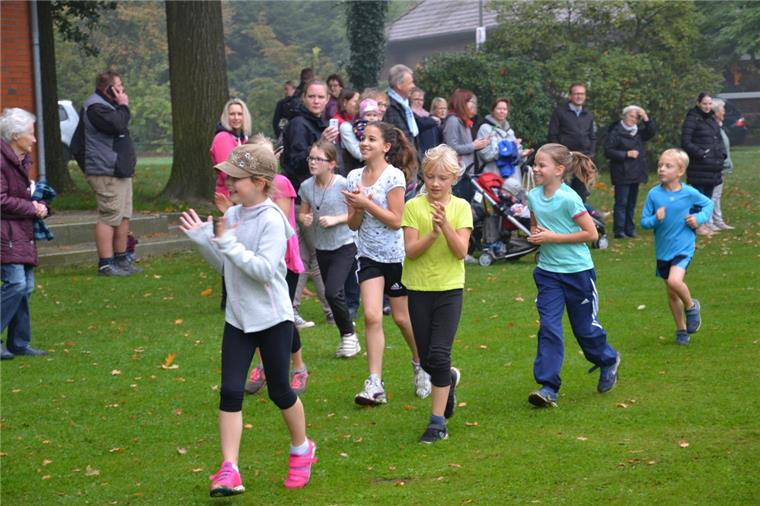 Klein Meckelsen: Schüler laufen für den guten Zweck Eine nach der anderen Runde rennen die 122 Grundschüler sowie die 14 Jungen und Mädchen der Helga-Leinung-Schule über den Sportplatz in Klein Meckelsen. Auch einige Eltern und Großeltern ließen es sich nicht nehmen, die Kinder vom Seitenrand anzufeuern und Wasser zu reichen.