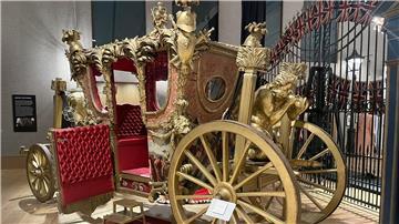 Eine Nachbildung der „Gold State Coach“ ist im Auktionshaus Bonhams ausgestellt.