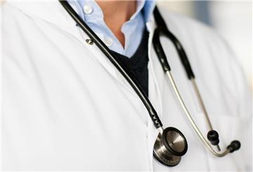 Ein Arzt trägt ein Stethoskop um den Hals. Eine neue Hausarzt-Pflicht soll kommen! Patienten können dann nicht mehr frei den Facharzt wählen.