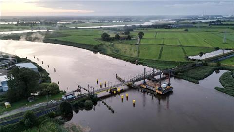 Eine neue Hub-Drehbrücke soll die alte Huntebrücke bei Elsfleth in der Wesermarsch ersetzen. (Archivbild)