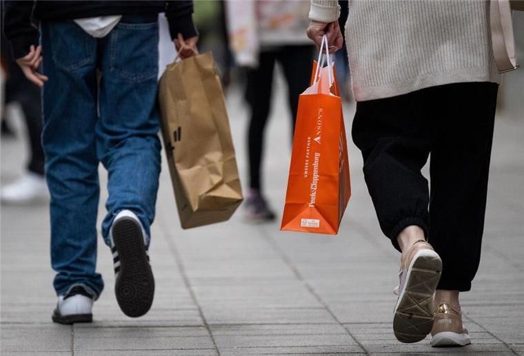 Millionen Kunden betroffen: Neue Pflicht beim Einkaufen gilt ab sofort! Menschen mit Einkaufstaschen gehen an den Geschäften in der Tauentzienstraße vorbei.
