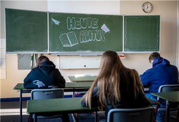 ARCHIV - 21.04.2022, Niedersachsen, Delmenhorst: ILLUSTRATION - "Heute Abitur" steht auf einer Tafel im Klassenzimmer eines Gymnasiums. (zu dpa: «Für 31.500 Schüler beginnen die Abiturprüfungen») Foto: Sina Schuldt/dpa +++ dpa-Bildfunk +++