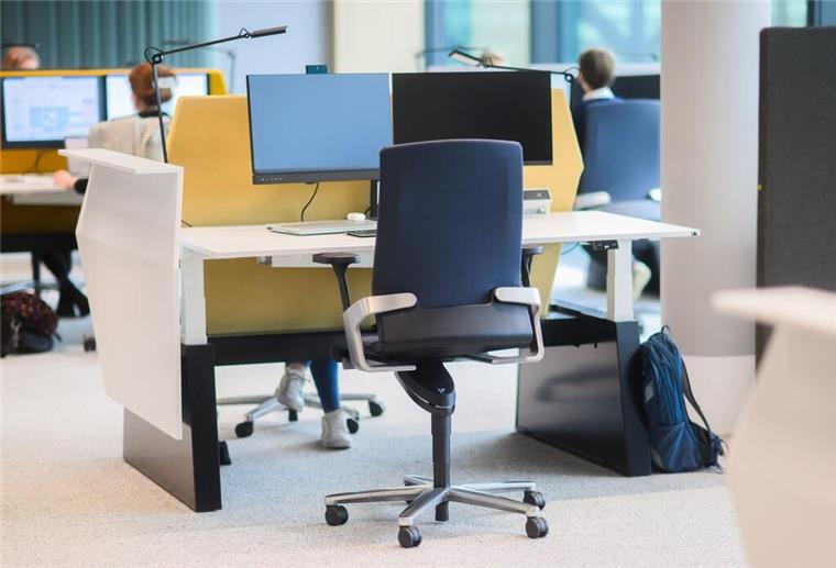 Warum viele Deutsche krank arbeiten – und nur wenige blau machen Ein leerer Arbeitsplatz im Büro.
