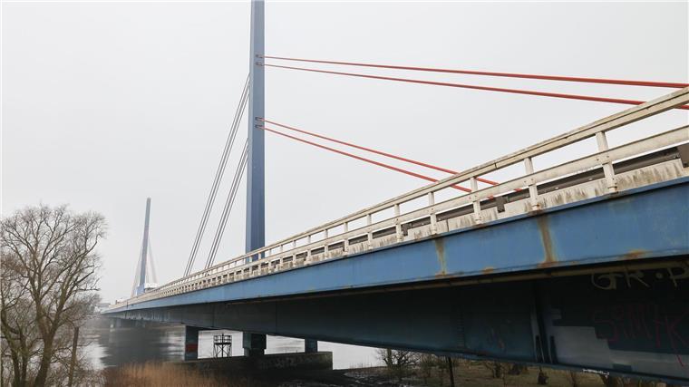 Norderelbbrücke der A1 gesperrt - Verkehr stockt Eine neue Verkehrsführung auf der A1 soll die marode Norderelbbrücke schonen. (Archivbild)