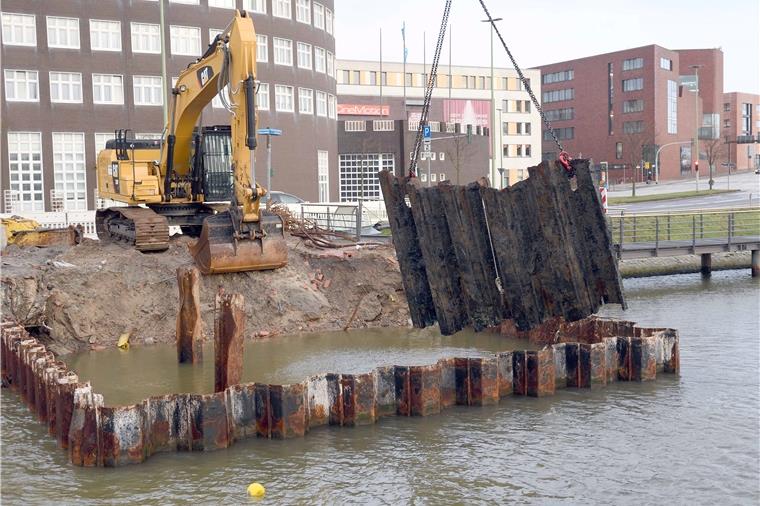 Galgenfrist für „Seute Deern“ Eine noch im Boden steckende Spundwand aus den 1960er Jahren wurde von Tauchern einen Meter unterhalb des Hafengrundes abgebrannt und mit Hilfe eines Seilkrans auf der Baltimore-Pier abgelegt.