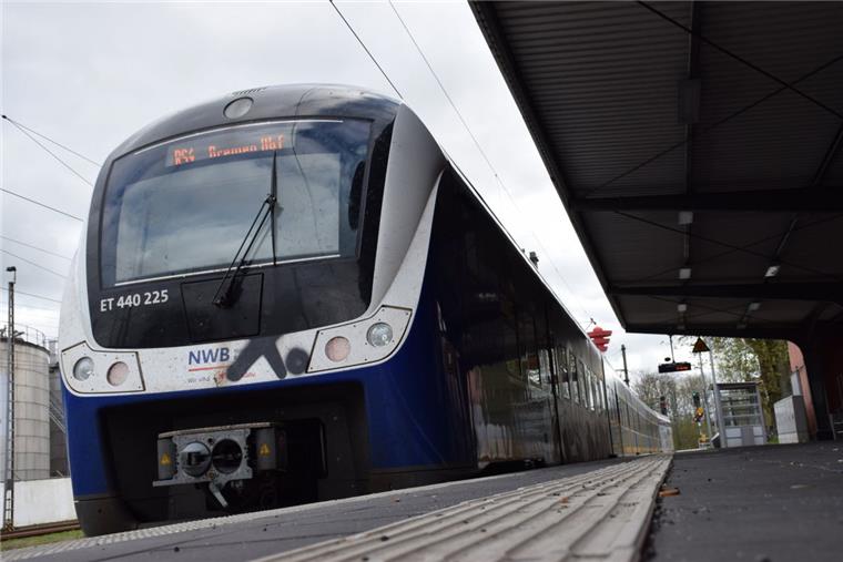Defekte Oberleitung landet auf Zug der Nordwestbahn Eine Nordwestbahn musste wegen einer defekten Oberleitung plötzlich auf freier Strecke stoppen.