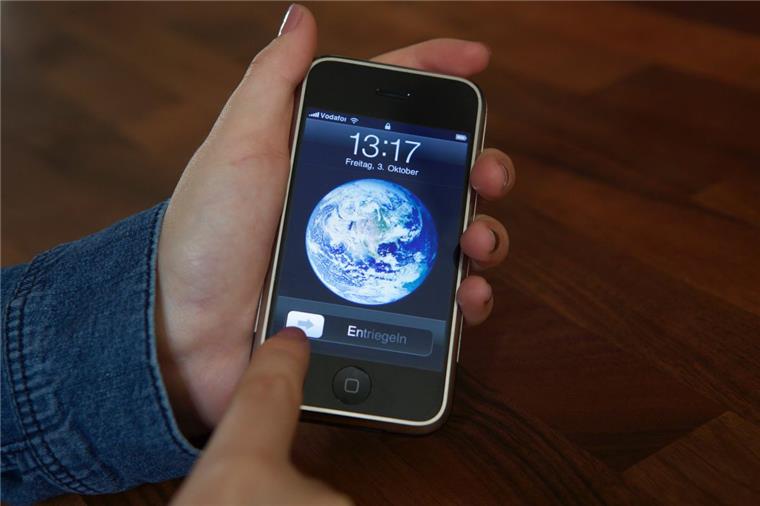 Patentstreit: Apple erringt Etappensieg gegen Samsung Eine Nutzerin entsperrt ein iPhone 2G mit der Schiebe-Geste, die Apple patentgeschützt hat. Das Patent spielt in der juristischen Auseinandersetzung zwischen Apple und Samsung eine wichtige Rolle.
