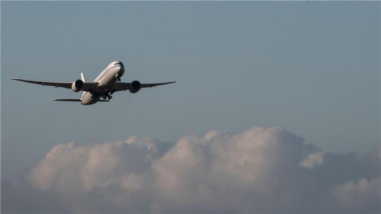Flugzeuge sollen Brandherde in Wäldern früh erkennen Eine Passagiermaschine startet von einem Flughafen.