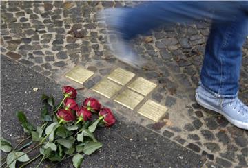 Eine Passantin geht in Berlin an sechs in den Boden eingelassenen „Stolpersteinen“ zur Erinnerung an die Opfer des Nationalsozialismus vorbei. Mit den Gedenktäfelchen, die wie ein Pflasterstein in Bürgersteige eingelassen werden, weist der Künstler Gunter Demnig auf die letzten Wohnorte ermordeter Menschen hin. Wunsch und Wille des Zevener Kulturausschusses ist es, dass auch in Zeven „Stolpersteine“ verlegt werden.