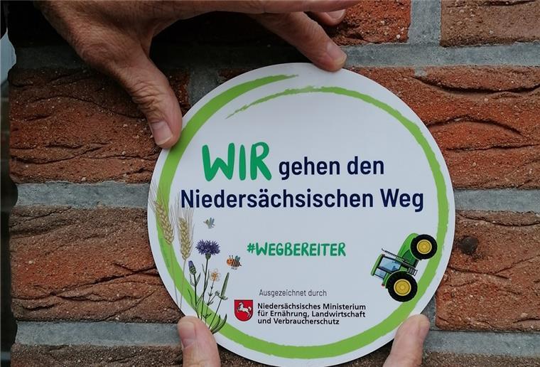 Geestland ist Wegbereiter für Natur- und Artenschutz Eine Plakette "Wegbereiter"