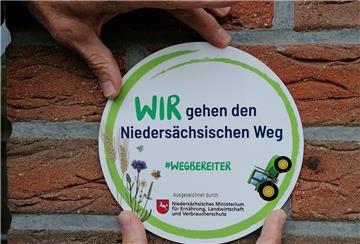 Eine Plakette "Wegbereiter"