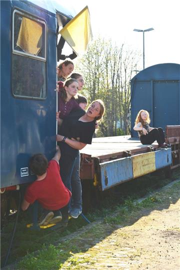 Eine passendere Bühne als den ozeanblauen Zug hätte es für das Projekt „Train“ nicht geben können. Am Sonnabend stellten sich hier deutsche und niederländische Jugendliche dem Publikum.