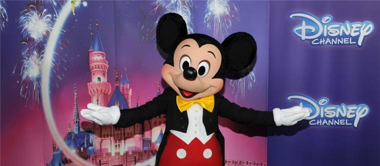 Micky Maus feiert 90. Geburtstag Eine Person im Kostüm der Micky Maus auf einer Disney-Veranstaltung.