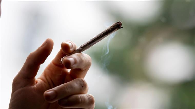 Minister kritisiert Cannabisgesetz: Gefahr der Verharmlosung Eine Person raucht einen Joint.