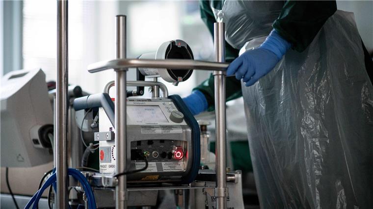 Landkreistag will finanzielle Soforthilfe für Krankenhäuser Eine Pflegekraft steht auf einer Intensivstation in einem Zimmer.