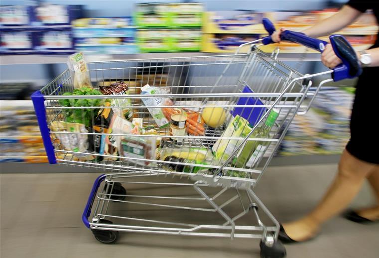 Modernisierter Aldi-Markt öffnet in Bremerhaven-Bohmsiel Einen Einkaufswagen mit Fairtrade- und Bioprodukten fährt am 12.07.2016 in Essen (Nordrhein-Westfalen) eine Kundin durch eine Aldi Nord Filiale.