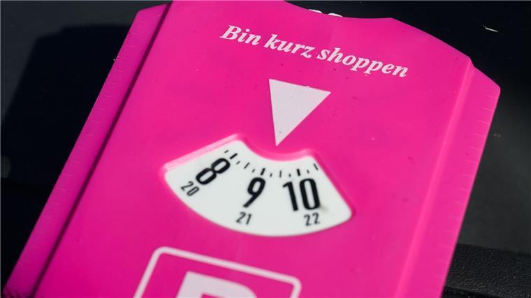 Falschparken vor Supermärkten: mit hohen Strafen zu rechnen Eine pinke Parkscheibe mit Aufschrift „Bin kurz shoppen“ liegt in einem Auto in der Innenstadt.