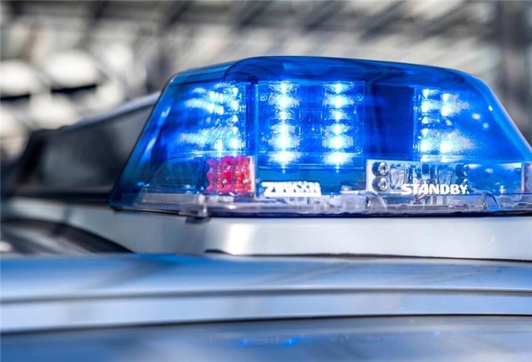 Kokain und Marihuana: Polizei fasst 19-Jährigen in Stubben Das Blaulicht an einem Polizeiwagen ist eingeschaltet.