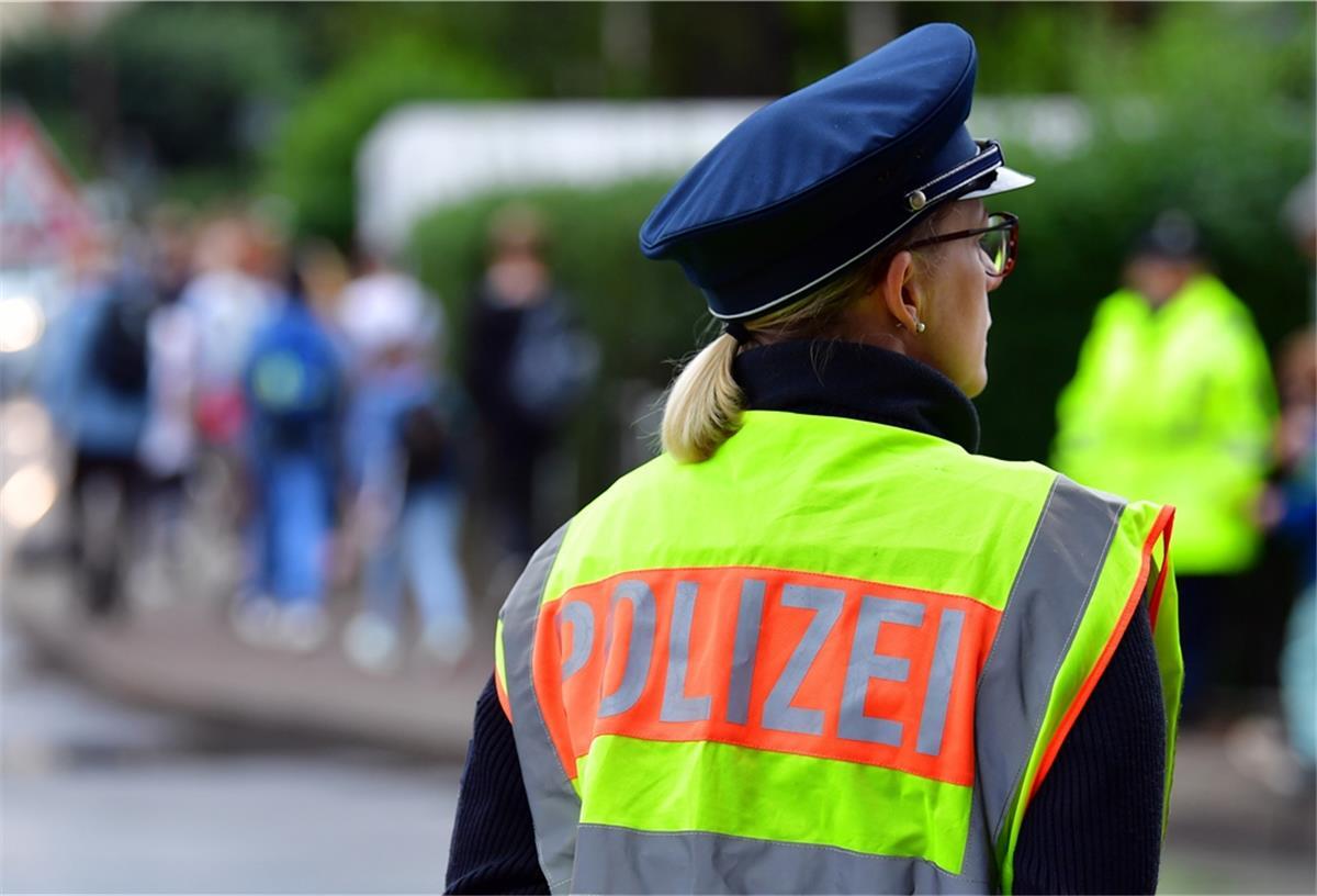 „Kinderfänger“: Polizei gibt Ratschläge für Eltern Eine Polizistin beobachtet den Schulweg.