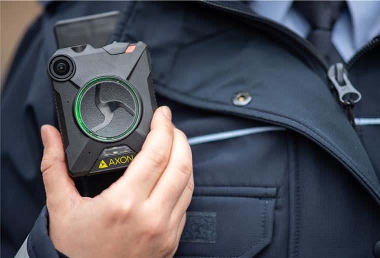 Bürgerschaft: Schlagabtausch um neues Polizeigesetz Eine Polizistin trägt eine Bodycam.